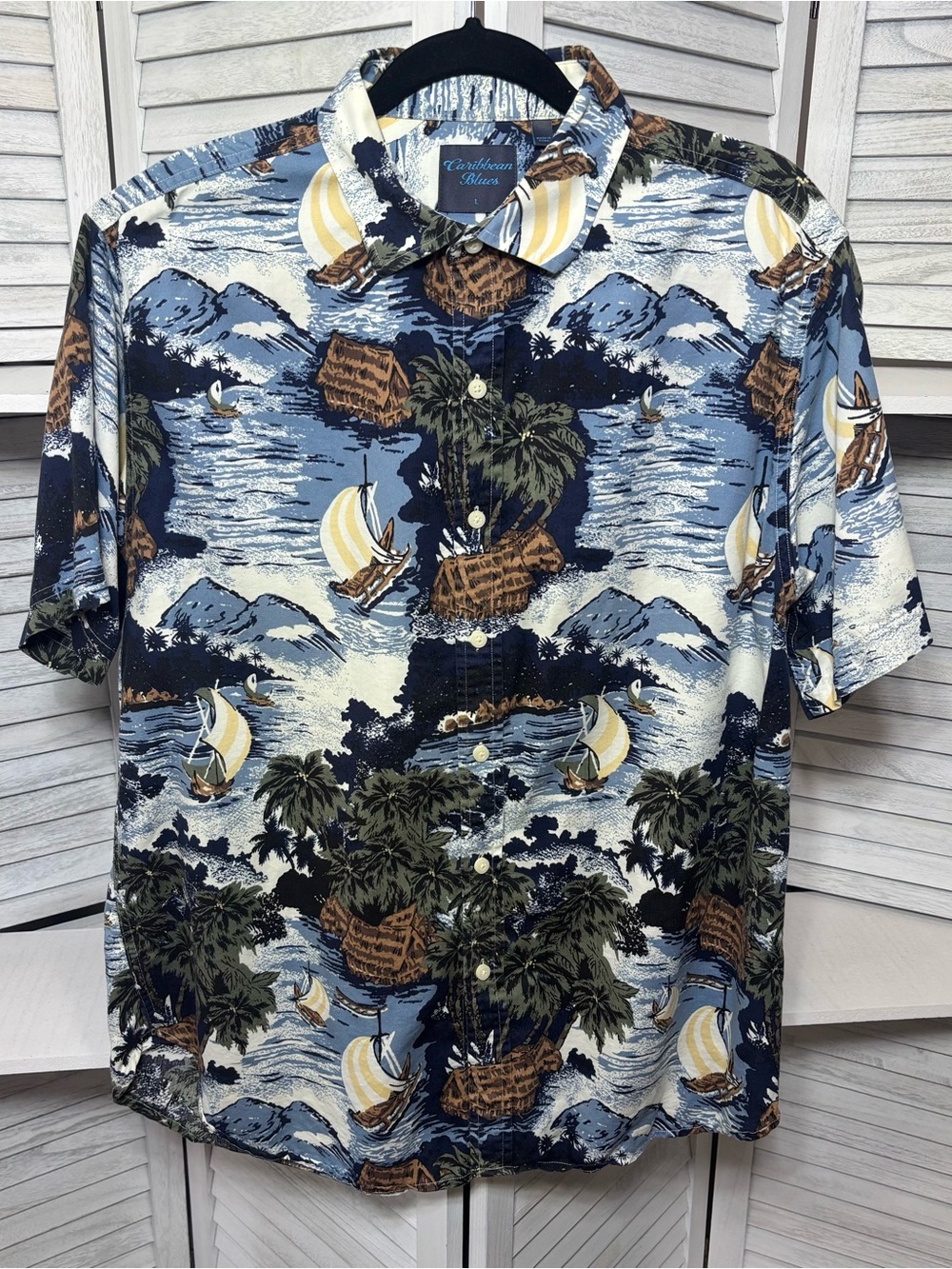 Caribbean Blues Tropical Island Sailboat Hawaiian Camp Shirt Size Large